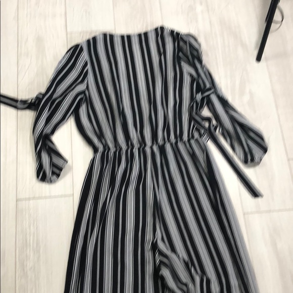 Striped jumpsuit with open sleeves - Picture 8 of 9